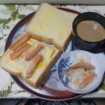 今日の昼食（スモークサーモン、スモークチーズ、スモークマヨネーズと玉ねぎのサンドイッチ）