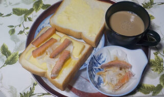 今日の昼食（スモークサーモン、スモークチーズ、スモークマヨネーズと玉ねぎのサンドイッチ）