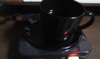マグカップのコーヒーをコーヒーウォーマーで保温