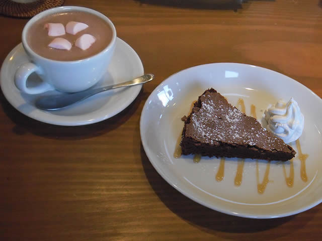 cafe mitte「ショコラーデンクーヘンとホットチョコレート」