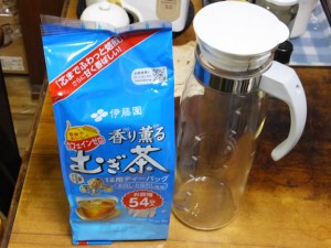 麦茶とガラス製冷茶ポット