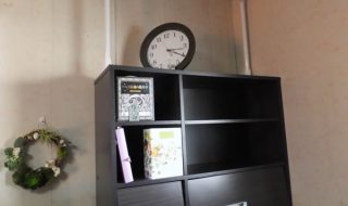 部屋の模様替え-「アトリエ兼自室　収納棚の上にある時計（2017/3/19）」